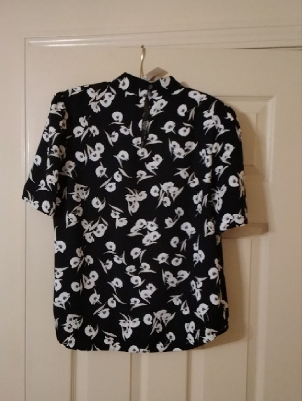 Ann Taylor Black & White Floral Short Sleeve Top - Picture 3 of 6